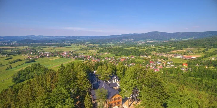 V okolí je mnoho možností, kam vyrazit na výlet, a to pěšky i na kole.