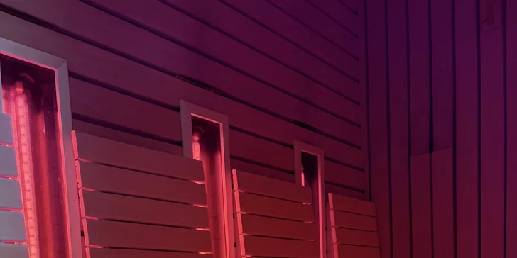 Moderná infrasauna prehrieva telo do hĺbky pri nižšej teplote, čo ocenia milovníci šetrnejšieho tepla.