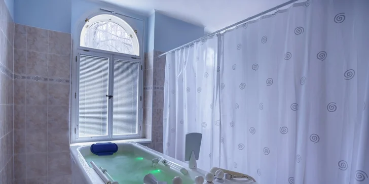 Vyzkoušejte třeba různé typy koupelí, plavání v bazénku s protiproudem, magnetoterapii či vertikální solárium.