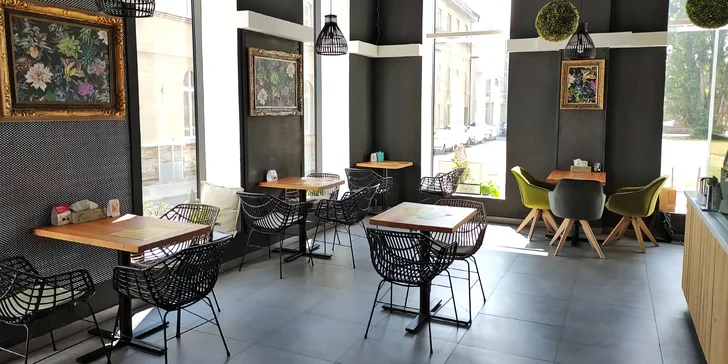 OC Zlatá brána má brány otevřené všem gurmánům a právě v něm se nachází To Bistro CAFE & BAGETERIA.