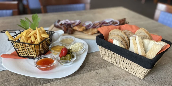 Hory masa a hromada příloh – jídla bude tolik, že budete mít problém odlepit se od stolu. 