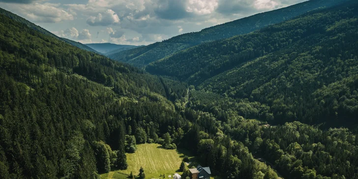 Resort je obklopen horami...
