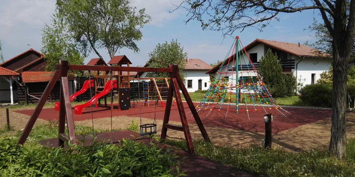 Dětské hřiště nabízí dostatek volného prostoru a atrakce pro zábavu nejmenších.