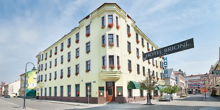 K hotelu patří hlídané parkoviště. V pěší vzdálenosti je ale i vlakové a autobusové nádraží (cca 5 minut).