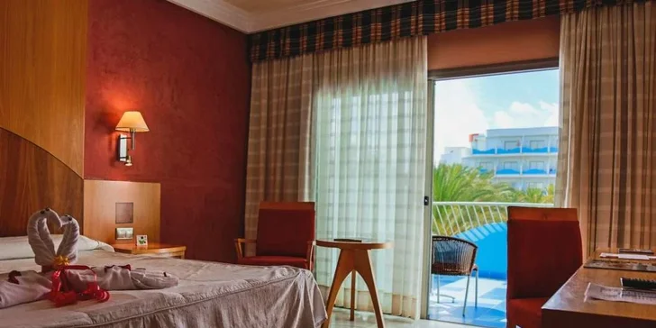 Samozřejmostí je balkon nebo terasa s výhledem do okolí nebo rovnou na moře.
