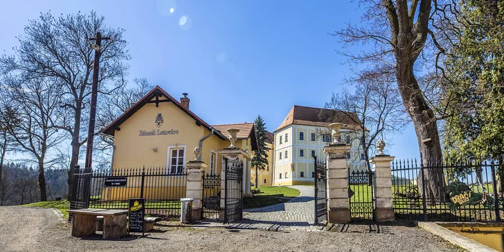  Proh­lídka zámku Letovice začíná na nádvoří výkladem průvodce o historii a současnosti zámku.