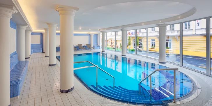 Ve wellness je bazén s protiproudem a vířivou lavicí. 