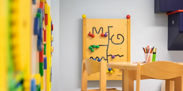 Na nejmenší hosty čeká nejen speciální dětské menu, ale také velká herna se stavebnicemi a spoustou hraček.