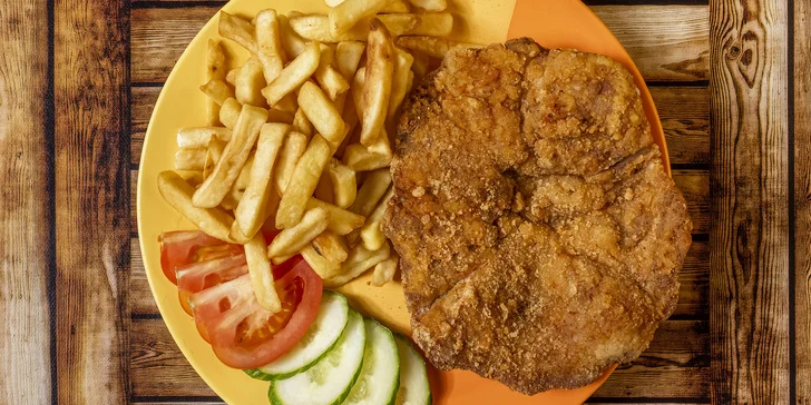 V nabídce je řízek pro jednu nebo dvě osoby anebo řízkový talíř s 600 nebo 1000 gramy masa. 