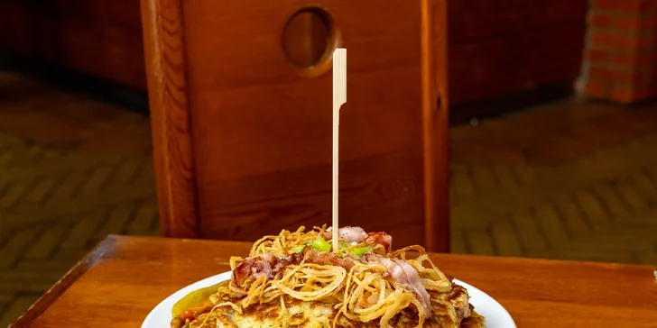 Zdobený je křupavou anglickou slaninou a aromatickou vídeňskou cibulkou. 