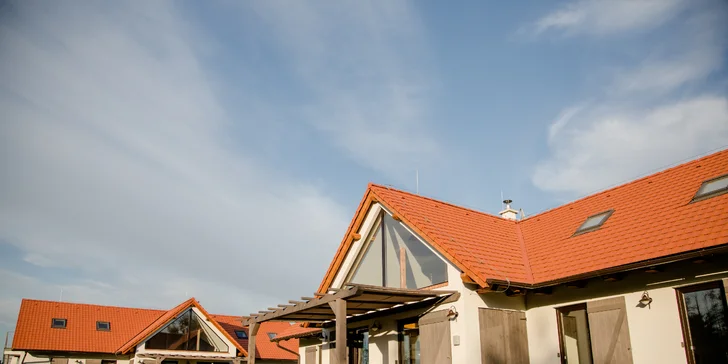 Vila Vintage. Kousek od resortu je italská restaurace Al Trivio. A pokud budete chtít zůstat v pohodlí a už se vám nebude chtít nikam chodit, nebude to žádný problém – stačí se domluvit jídlo vám donesou.