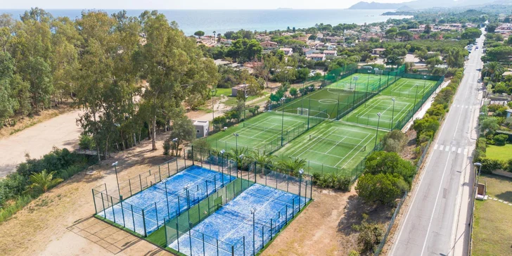 Aktivní dovolenkáři se v TH Costa Rei nudit nebudou, protože resort nabízí 4 tenisové kurty, fotbalové i multifunkční hřiště a stoly na ping-pong. 