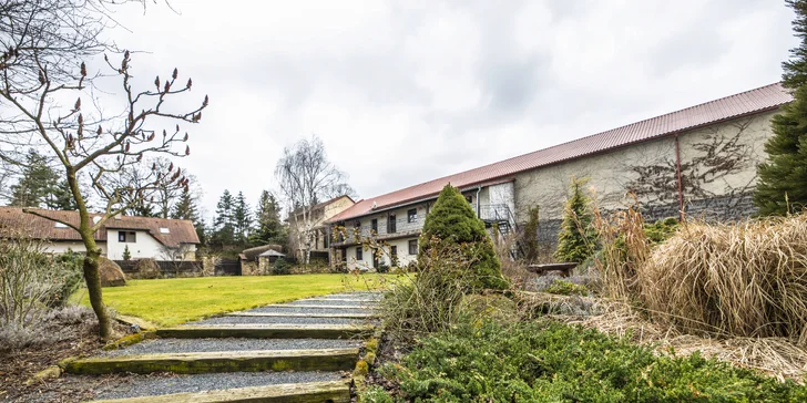 Hotel je obklopený krásnou zahradou - váš klid tu nebude nic rušit.