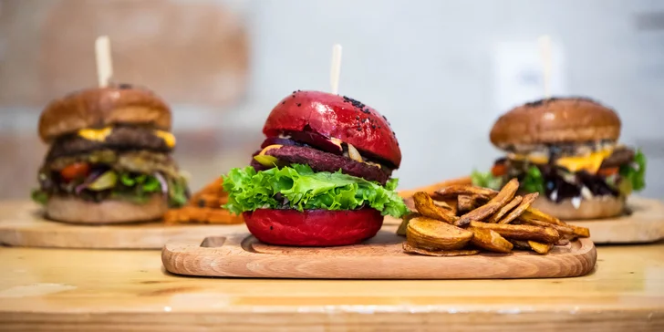 Burger podľa výberu s domácimi hranolčekmi a nápoj
