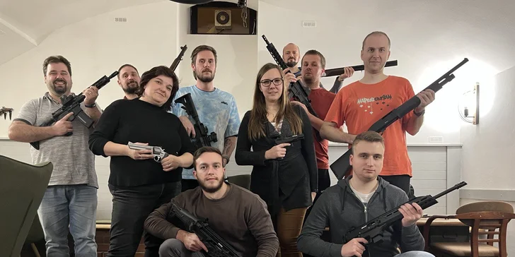 Po střelbě si můžete nejen udělat takovou hezkou skupinovku na památku v salonku, ale i rozebrat dojmy a jak to komu šlo.