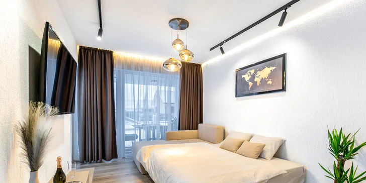 Chata je určená pre štyroch návštevníkov a spolu s terasou dosahuje 40 m².
