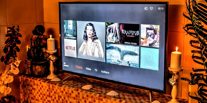 Přineste si vlastní hudbu nebo film a přehrajte si ho na velké obrazovce. Televizi můžete sledovat přímo z vířivky.