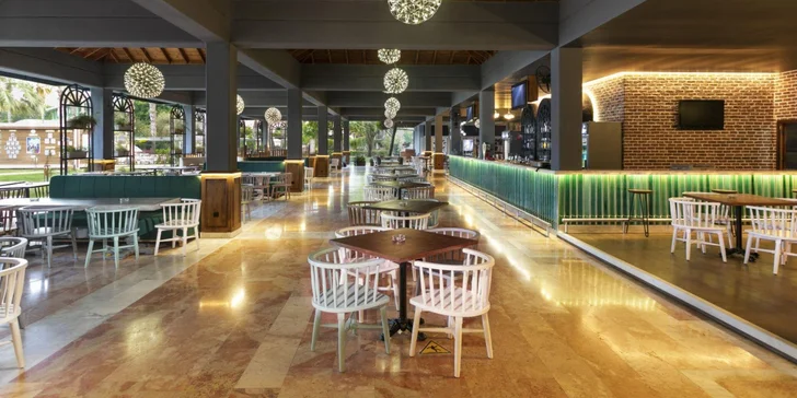 V restauraci Veranda se těšte na show cooking, sushi, italskou klasiku i autentické turecké speciality. 