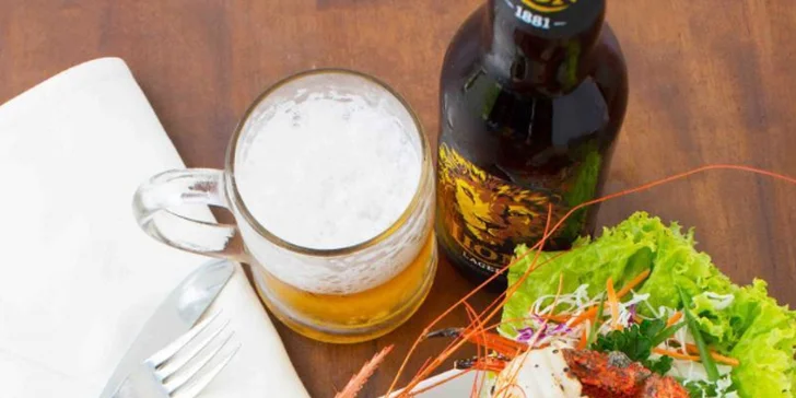 Restaurace a bary jsou tu čtyři. Pokirissa Restaurant se zaměřuje na mořské plody.