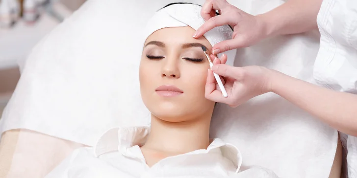 3D mihalnice alebo permanentný make up obočia púdrovou metódou