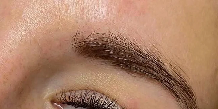 Řasa na řasu zase představuje hlavně prodloužení pomocí jednotlivých vláken.