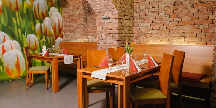 Všechno můžete zapít čepovaným Starobrnem nebo limonádou a cestu sem budete mít jednoduchou – restaurace je jen pár kroků od zastávky Náměstí 28. října. 
