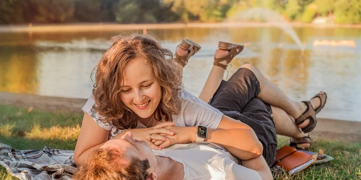 Ať už se rozhodnete pro individuální portrét, rodinné focení či opravdovou romantiku ve dvou, můžete se těšit na minimálně 7-15 upravených fotografií v elektronické podobě.