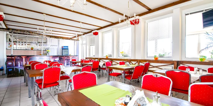 V jídelně penzionu, která se využívá také jako společenská místnost, se podávají snídaně a večeře formou výběru z menu (ty máte v ceně polopenze).