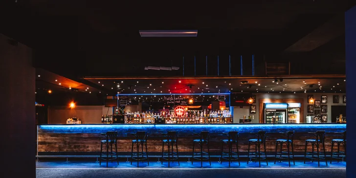 V hotelu je také hudební klub BarBar. 