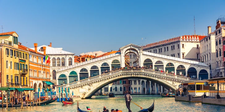 Uvidíte i nejslavnější most světa Ponte di Rialto. 