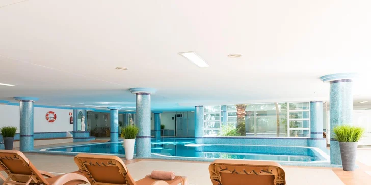 Hotel disponuje venkovním bazénem s dětskou částí.