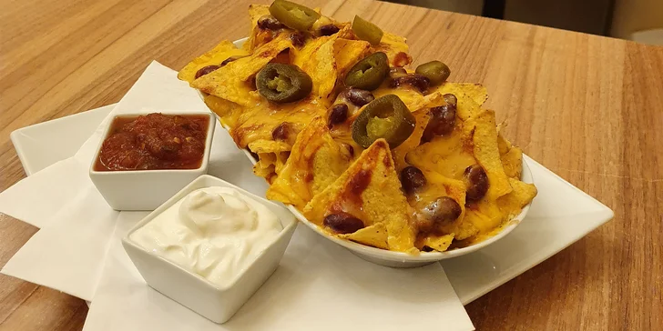 Nejste příznivci sladkého? Pak si vyrazte na sklenku vína s nachos s pikantními fazolemi zapečené se sýrem cheddar s jalapeños papričkami.