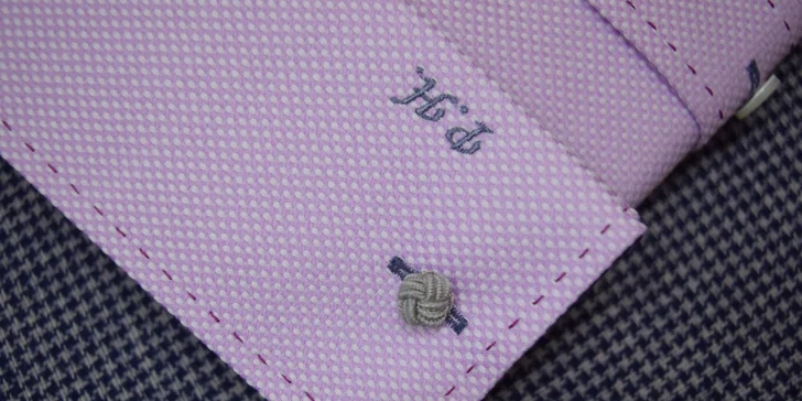 Na košili si také můžete nechat vyšít svůj monogram.
