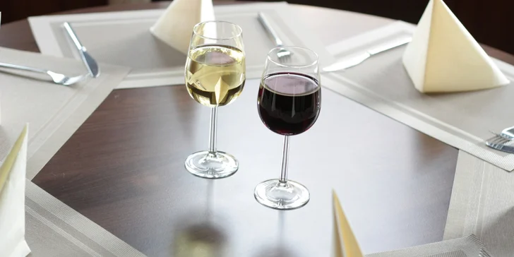 0,5 l bílého nebo červeného řeckého vína Imiglikos vám na stole přistane s 3chodovým sýrovým menu.