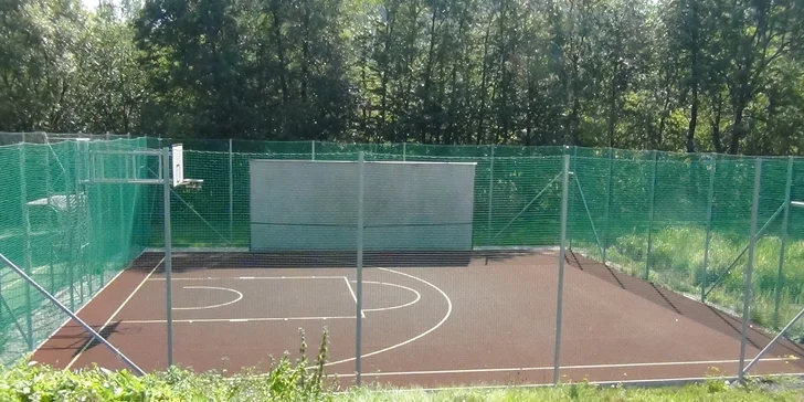 A nudiť sa nebudete ani po návrate. Milovníci športu ocenia vonkajšie basketbalové alebo multifunkčné ihrisko.