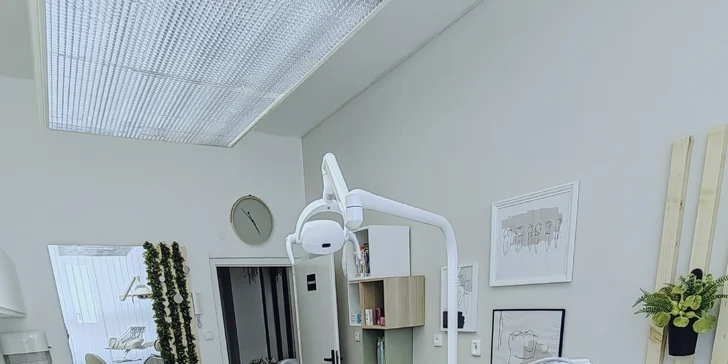 Dospělým se dostane také odstranění pigmentace pískováním. 