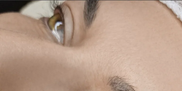 Permanentní make-up meziřasové linky.