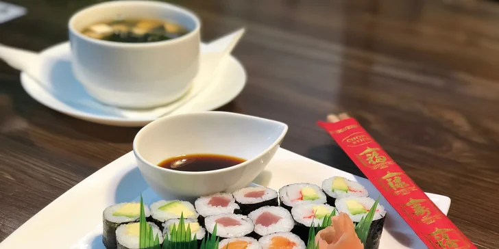 Můžete posedět uvnitř nebo si odnést sushi domů.