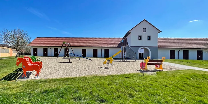 Děti se tu vydovádí na venkovním hřišti.