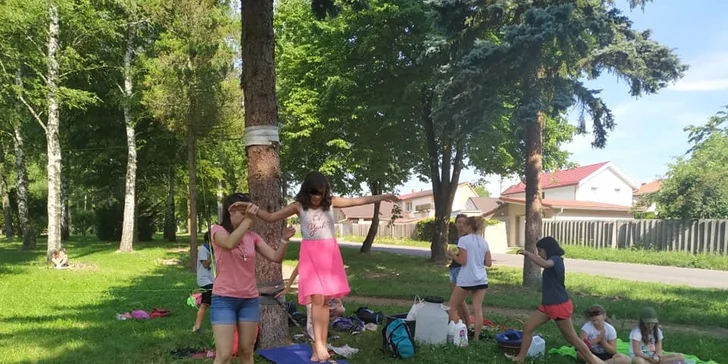 Deti trénujú v parku slackline. 