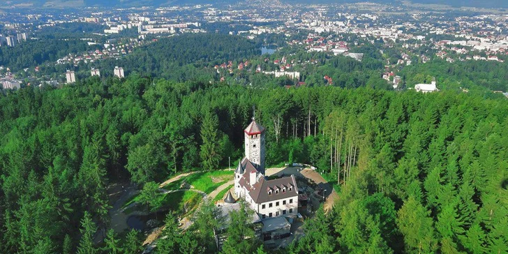 Leží uprostřed lesa a má vyhlídku, na kterou můžete vystoupat.