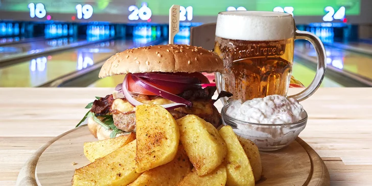 Hovězí či vege burgery s hranolky pro 2 nebo 4 a hodina bowlingu