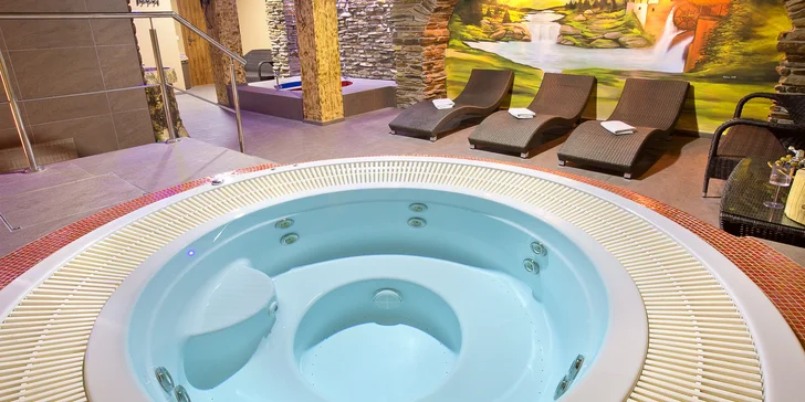 Denně si užijete 2 hod. ve Zbojnickém Spa & Wellness: využívat můžete parní, finskou a infrasaunu, vířivku a Kneippovu koupel. 