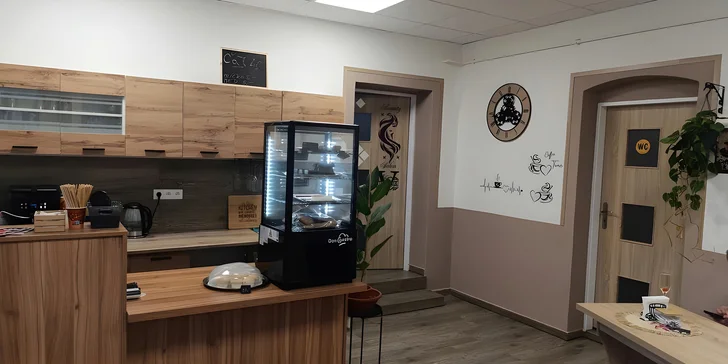 V Enjoy coffee vám milá obsluha přinese na stůl latte macchiato, kávu podle výběru nebo sklenku prosecca a oblíbený cheesecake či skořicový croissant (dle voucheru).