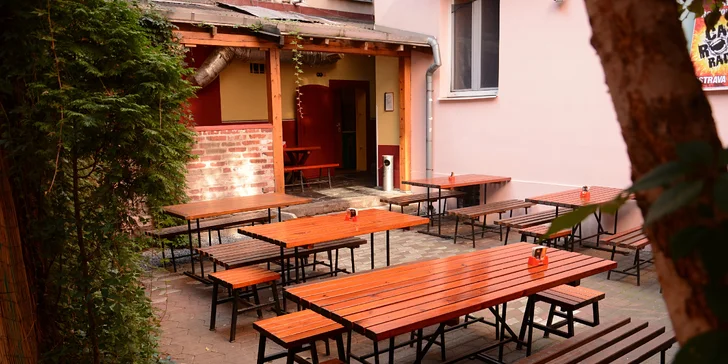 K restauraci patří klidná vnitřní zahrádka. 
