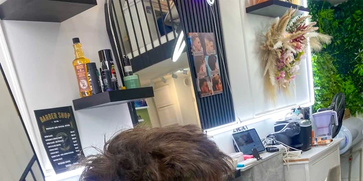 V barber shopu vládne pohodová atmosféra a holičské umění je tu vymazlené do posledního detailu. 