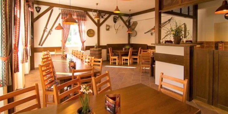 Každý den si pochutnáte ve stylové horské restauraci na polopenzi – snídaně se podávají formou bohatých bufetových stolů a večeře je servírovaná. 