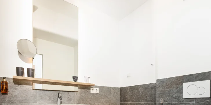 Samozrejmosťou je aj kúpeľňa so sprchou a WC.