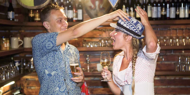 Do krčmy můžete klidně zajít i v průběhu hry. Nebo tu může sedět část týmu, popíjet a ostatní sledovat na obrazovce. 