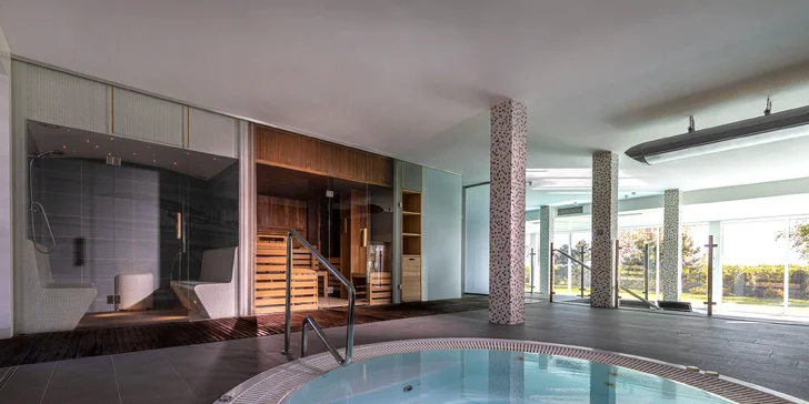 Veľkým lákadlom je hotelová spa zóna, kam budete mať v rámci otváracích hodín voľný prístup.